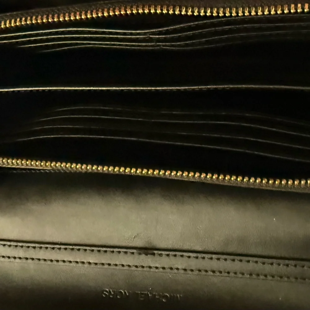 Michel Kors wallet/crossbody - Picture 5 of 5